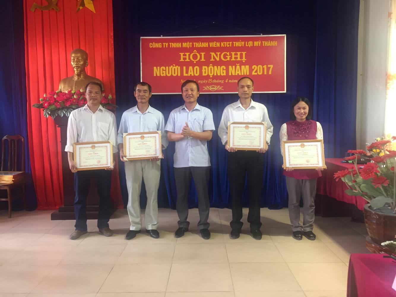 Một số hình ảnh trao bằng khen cho các cá nhân tập thể suất sắc.